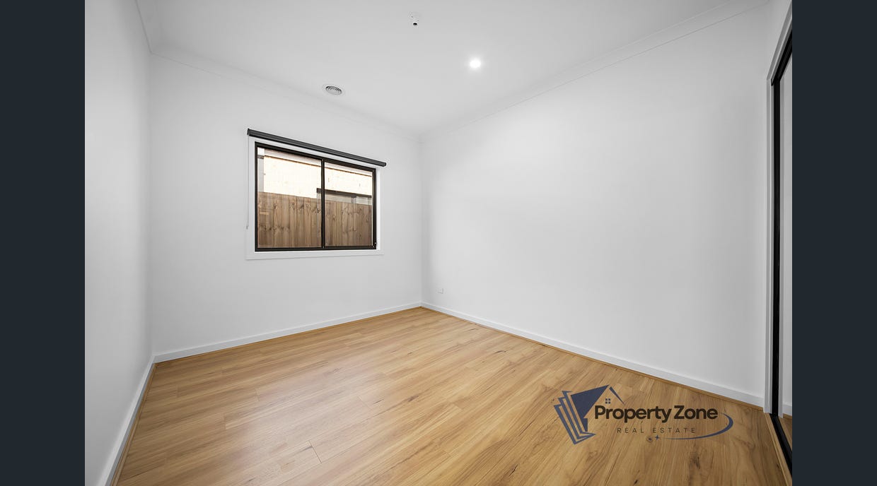 34 Wicklow Drive, Melton South VIC 3338-12