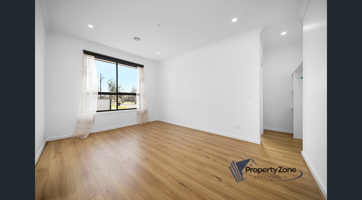 34 Wicklow Drive, Melton South VIC 3338-7